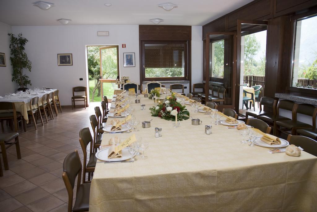 Hotel Ristorante Sassi Rossi Taceno Exterior foto